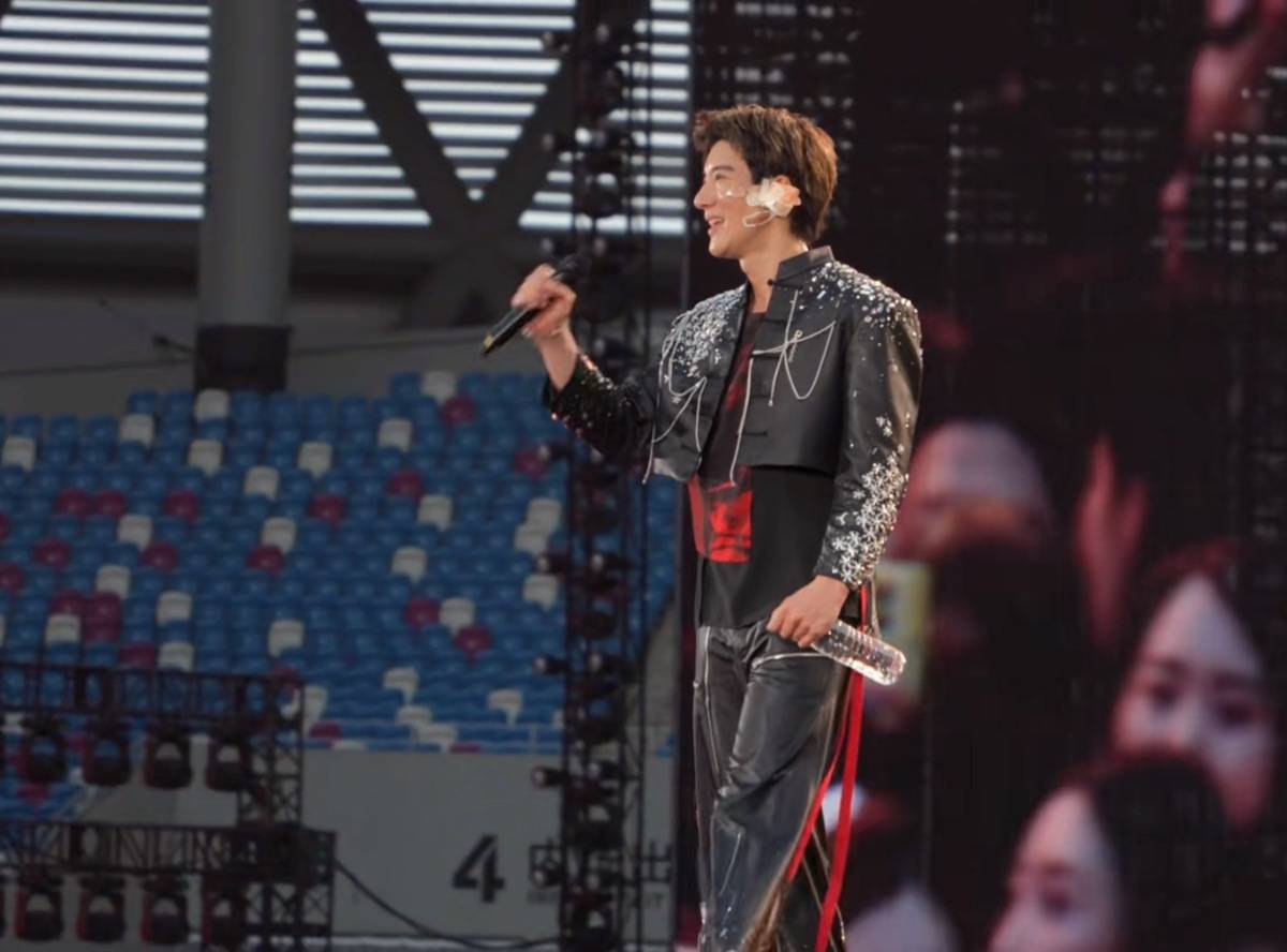 王力宏成都演唱会不慎绊倒，脑袋磕上台阶后，脸部擦伤耳骨明显撕裂