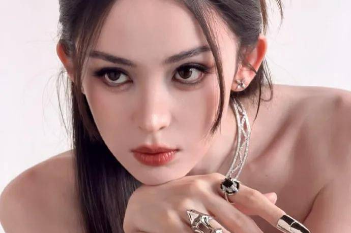 古力娜扎穿抹胸黑裙美爆了!雪肤玉貌身材曼妙性感撩人