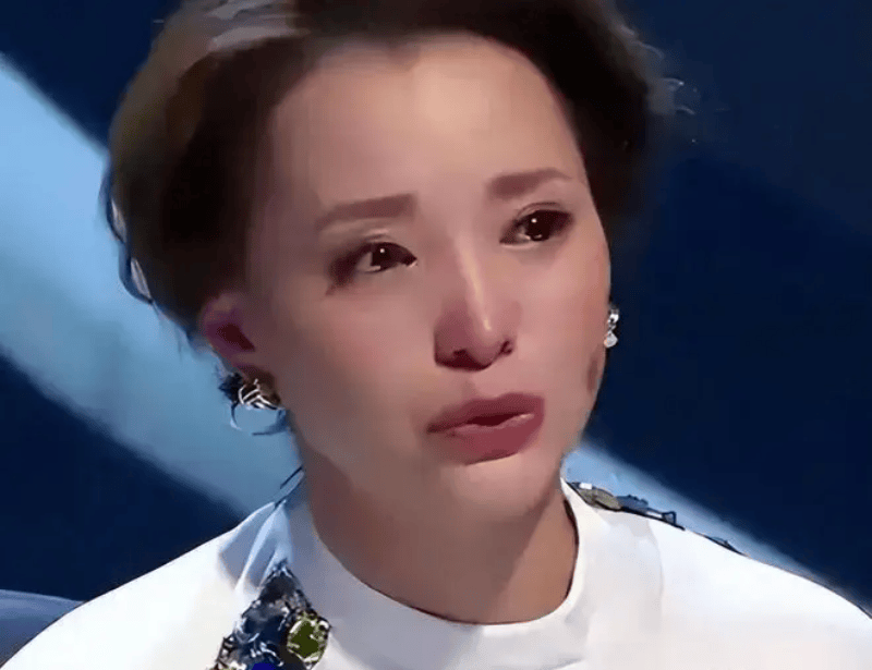越扒越有!密春雷暴雷后 董卿参加儿子毕业典礼,国籍问题瞒不住
