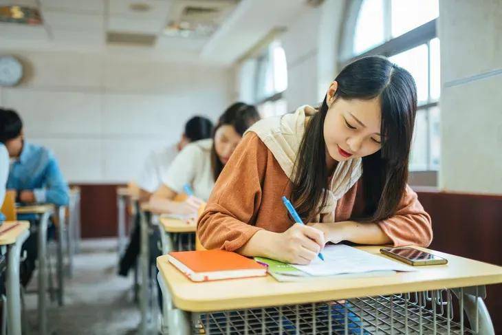 高考志愿填报乱象：一场300亿的"信息焦虑"收割战