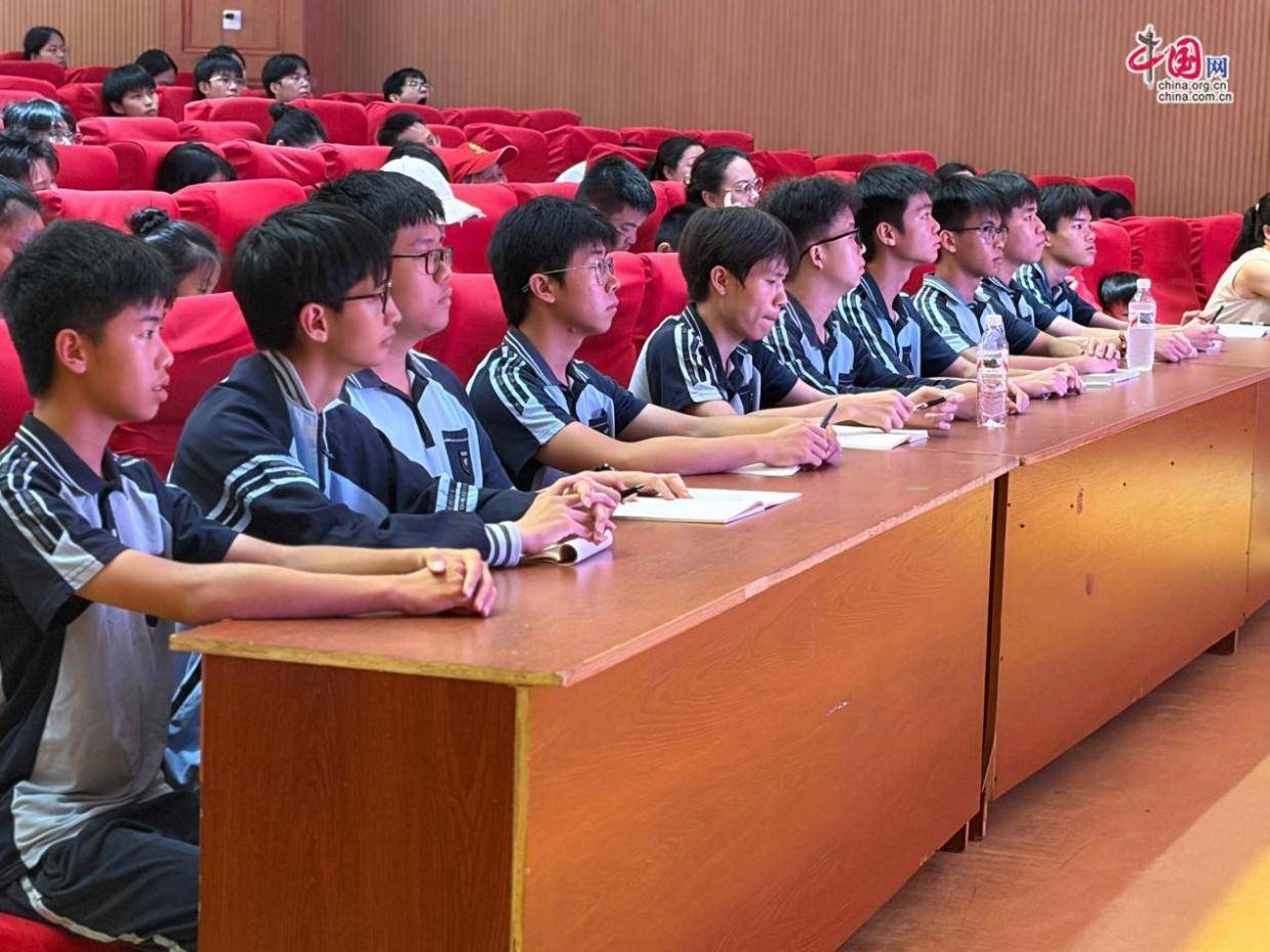科学家进校园 张德良向南宁东方外语高级中学师生讲述钱学森精神