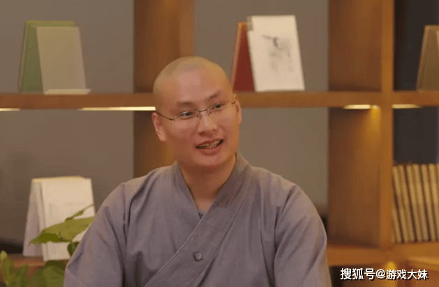 高僧沉迷CS而走红,穿僧衣观看比赛,被问游戏里击杀算不算破戒?