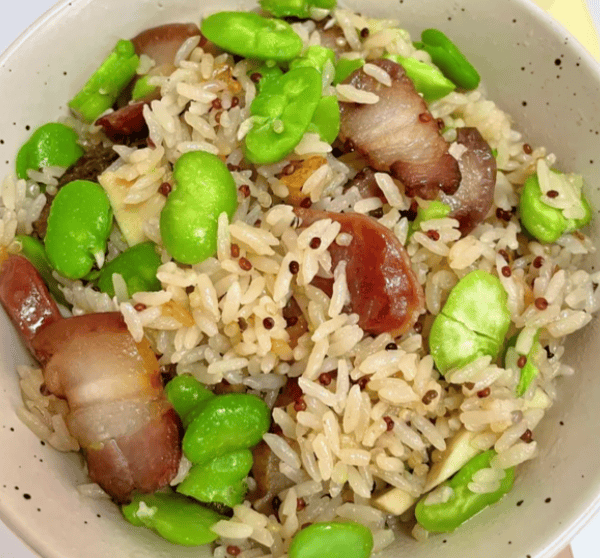 家常蚕豆腊肉焖饭,原汁原味吃出地道春日鲜香