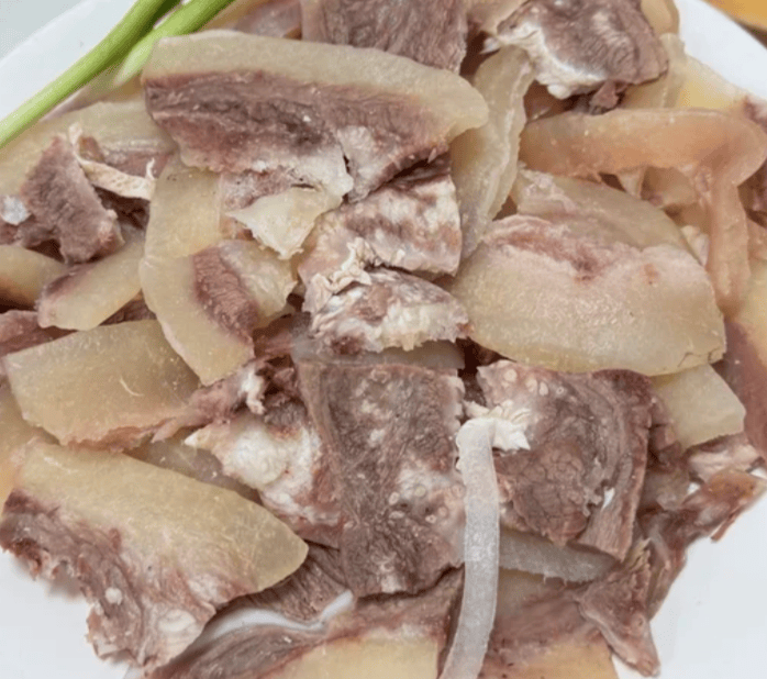 皮带同煨胶质醇香，一锅烫皮牛肉温润山城冬夏