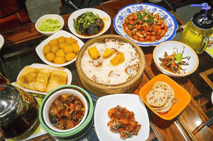 土菜馆火爆出圈：为什么越“土”的饭菜越让人欲罢不能？