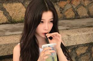 虞书欣穿白色上衣喝气泡水 活泼俏皮化身元气少女