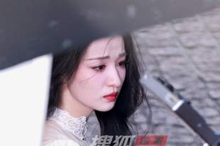 王楚然穿白裙吹泡泡 眉眼低垂温婉动人