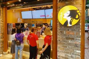 广州这家奶茶店几乎随处可见,游客看着却很眼熟:这是山寨的吗?