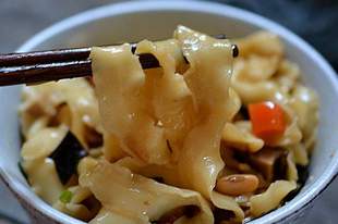 三伏天吃碗腊八面,口感滑溜劲道,比刀削面、板面更好吃!