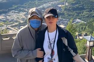 蒋勤勤一家爬五台山，她素颜出镜美艳大方，陈建斌全副武装像老头
