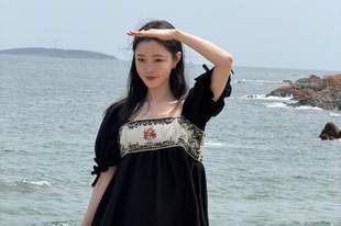宋轶泡泡袖刺绣上衣配短裤 眉眼温婉柔和治愈