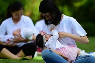 路边喂母乳被嘲:别省钱,奶粉娃长得壮!别墅网友被邻居羡慕有奶