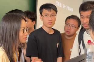 为什么邓煜的热度比王虹低那么多？其实原因很简单，不是因为王虹长得好看有实力，而是因为王虹早在去年就已经出圈了