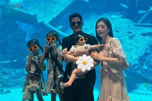 郭富城方媛一家五口去新加坡旅游 小女儿被爸爸抱在怀里好乖巧