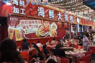 逛市场挑海鲜、街边即刻加工！海鲜大排档夏夜人气爆棚