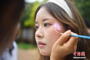 云南普者黑:游客泛舟赏花欢庆“花脸节”