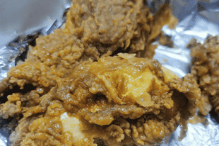 如何做出酥脆可口、软嫩多汁的香辣脆皮炸鸡？分享腌料及炸制流程详解