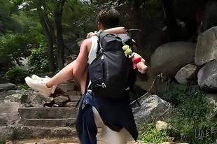 泰山陪爬彻底变味？牵手加价、公主抱另收费，网友：爬山还是暧昧