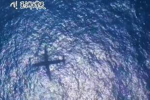 玉渊谭天丨054B首次亮相黄岩岛 无人机锁定菲飞机画面公布