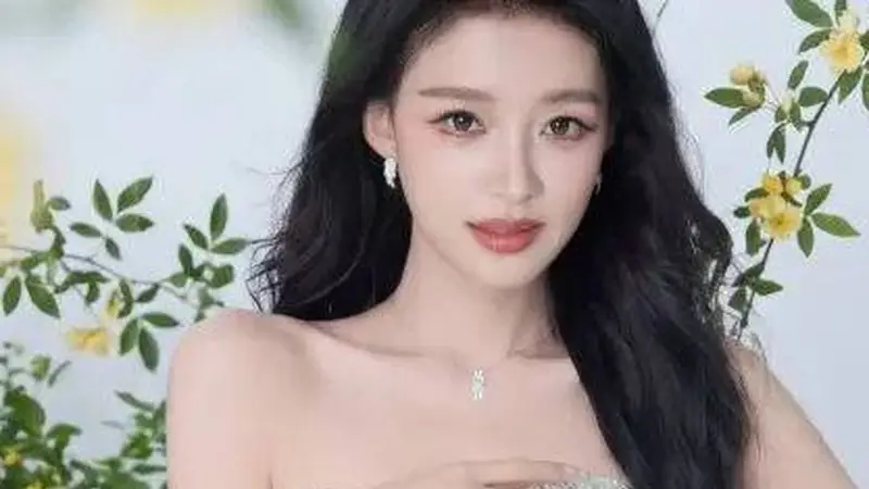 孙怡穿着黄色抹胸裙甜美明媚！大秀魔鬼身材性感撩人