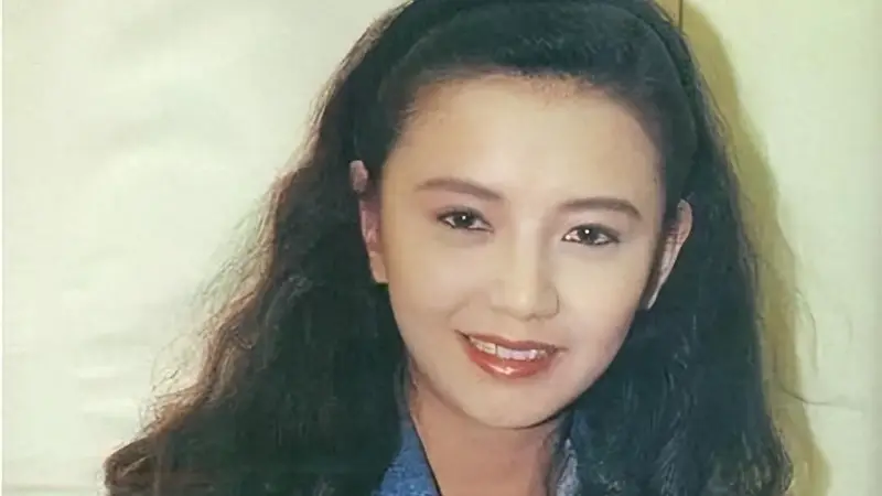 曾跟梁朝伟同居6年，独自抚养儿子，如今儿子成她的骄傲