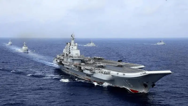 日本不装了,模拟攻击辽宁舰,轰6飞抵日本海,高市早苗下场恐怕不妙