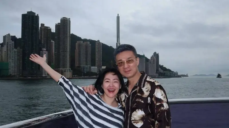 小S和老公带女儿香港度假,夫妻十指紧扣秀恩爱,两女儿妆容精致