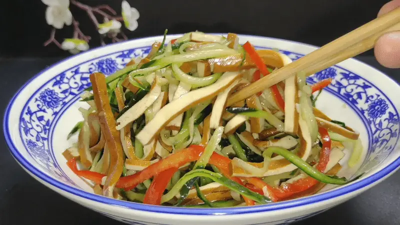天热适合吃这菜,拌一拌就很好吃!两种食材满口清香脆嫩、上桌就是抢手菜,好吃好做全家都喜欢