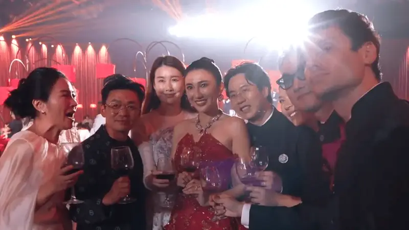 王宝强带女友冯清参加婚礼 身穿白色礼服气质抢镜