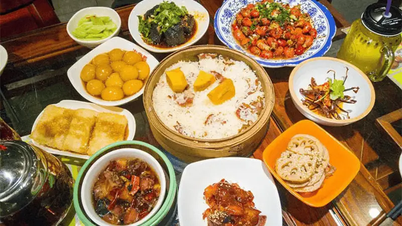 土菜馆火爆出圈:为什么越“土”的饭菜越让人欲罢不能?