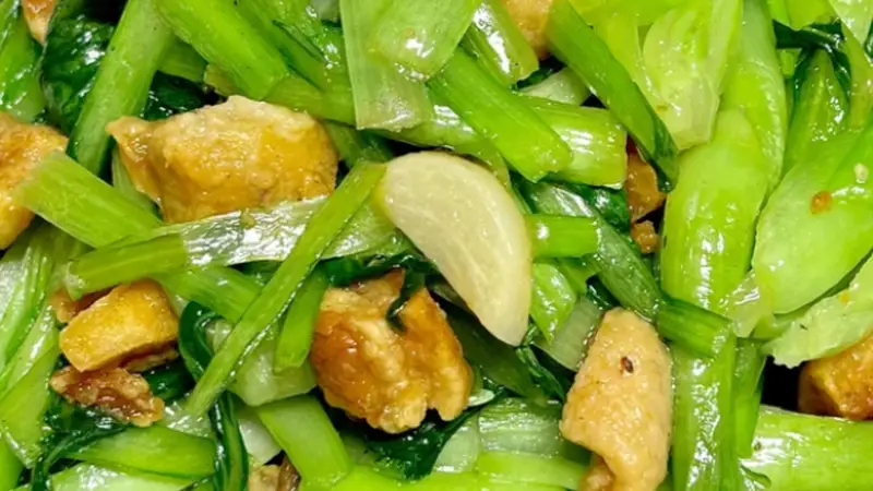 区分梗叶分步翻炒,解锁这道湘味小炒的烹饪诀窍