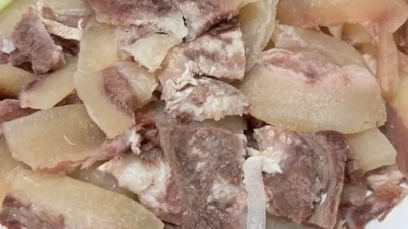 皮带同煨胶质醇香，一锅烫皮牛肉温润山城冬夏