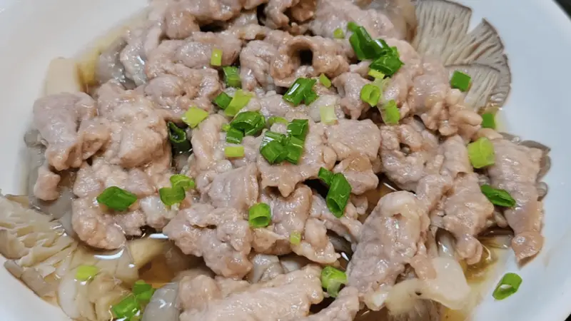 平菇蒸肉片：十分钟蒸出鲜嫩多汁的家常美味