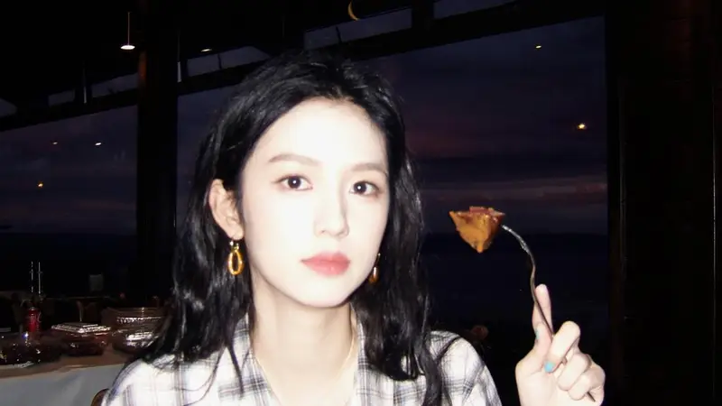 周也卡其工装外套配金圈耳环 笑容治愈田园感十足