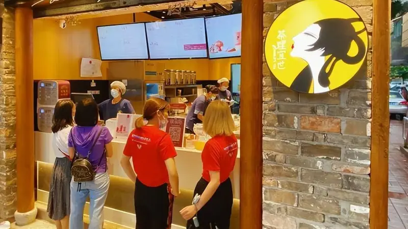 广州这家奶茶店几乎随处可见,游客看着却很眼熟:这是山寨的吗?