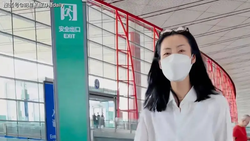 刘雯不愧是“国际超模”!黑白基础色穿搭又美又飒!顶级时髦好惊艳