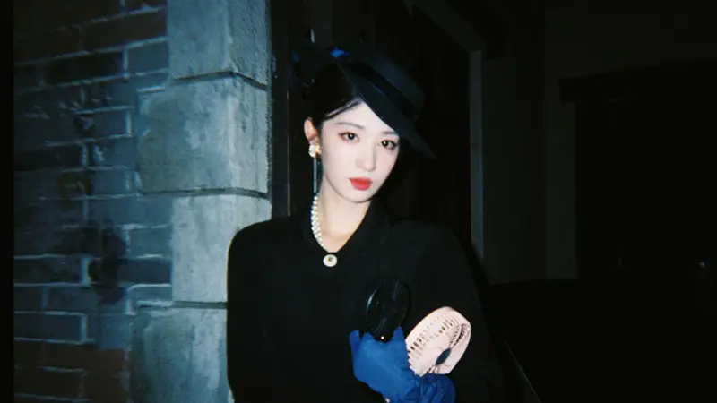 王楚然黑裙礼帽配珍珠饰品 优雅复古笑容温婉