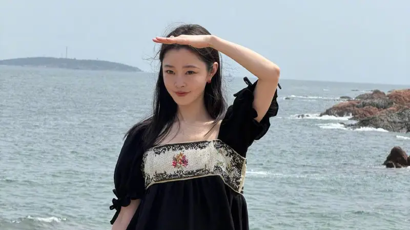 宋轶泡泡袖刺绣上衣配短裤 眉眼温婉柔和治愈