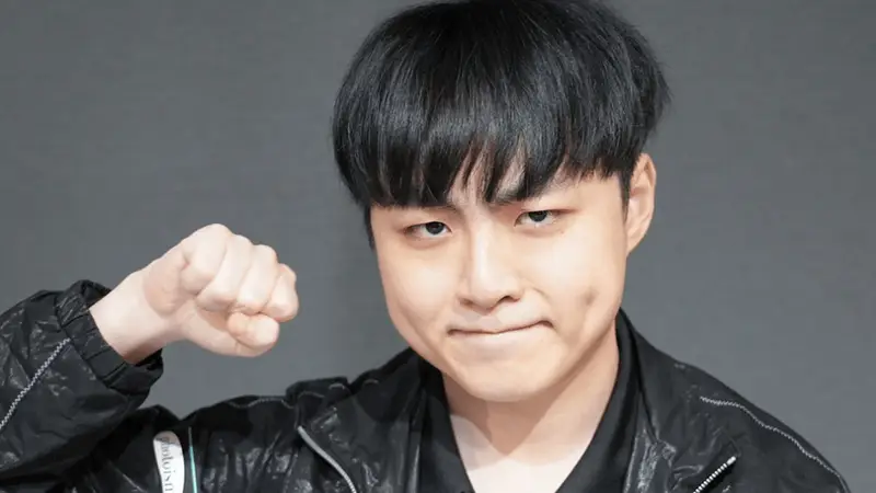Showmaker追星成功,知名足球运动员发布视频,恭喜他获得EWC冠军