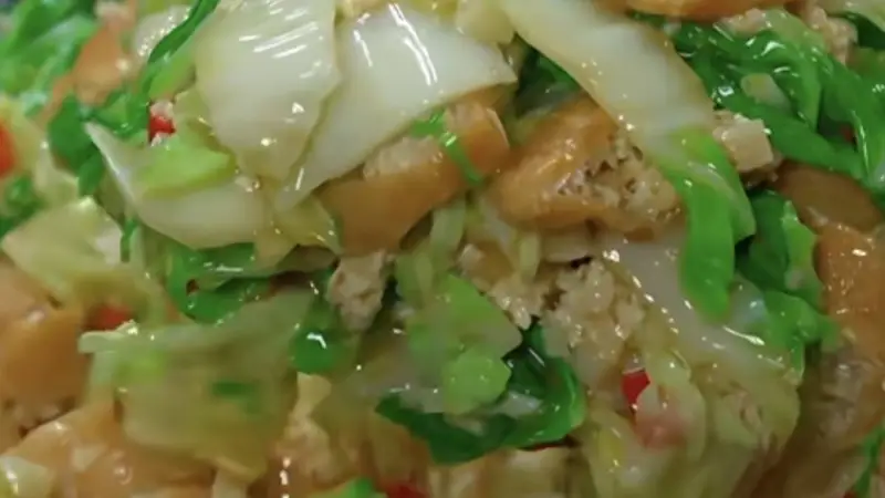 白菜焖油豆腐：鲜香浓郁 清甜爽口