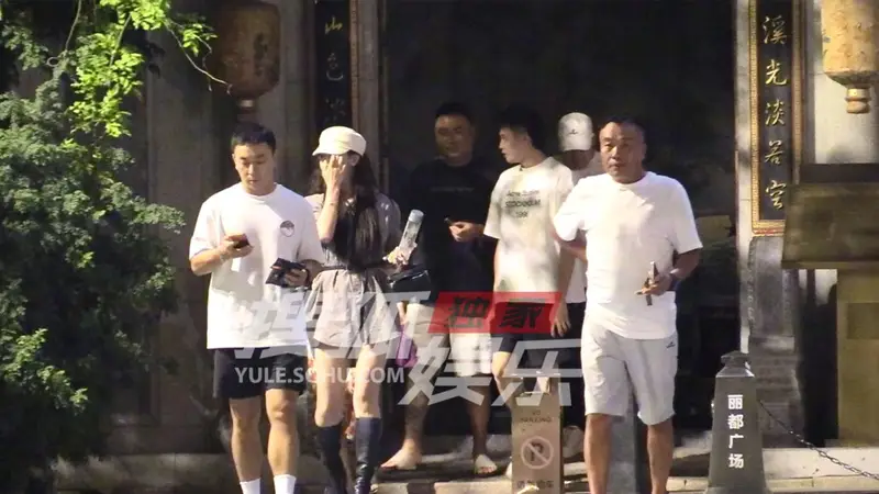 释小龙和好友聚餐出行 一路谈笑风声身姿挺拔