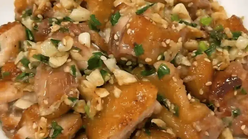盐葱鸡腿肉：十分钟搞定，鲜香嫩滑的家常下饭神器