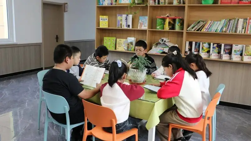 孩子叼笔帽卡喉窒息，老师60秒救了娃，医生对妈说：感谢老师救命