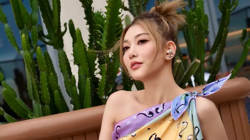 香港女星近照曝光，嫁内地富商仅19个月，因前夫不许拍吻戏离婚
