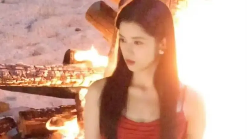 张婧仪穿红色吊带长裙静立篝火旁 明艳温柔身姿动人