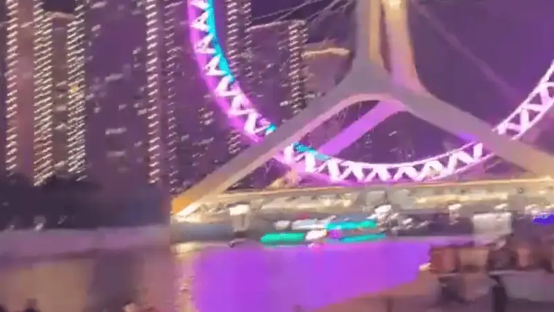 孩子在海河玩水，家长说“我看着孩子呢”，一定要真的看住