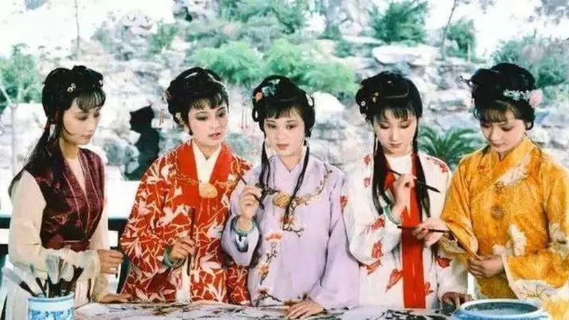 红楼梦，贾家阴盛阳衰却最昌盛，薛家狐假虎威成笑料，还得看甄家