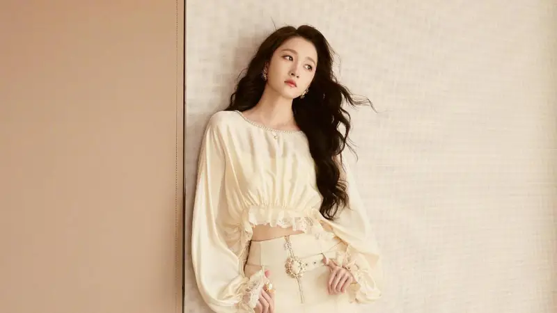 关晓彤穿奶杏色套装气质温柔 大方秀好身材美腿吸睛