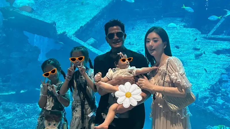 郭富城方媛一家五口去新加坡旅游 小女儿被爸爸抱在怀里好乖巧