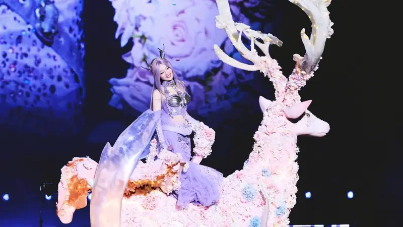 张韶涵晒演唱会舞台造型照 美得像精灵一样神秘梦幻